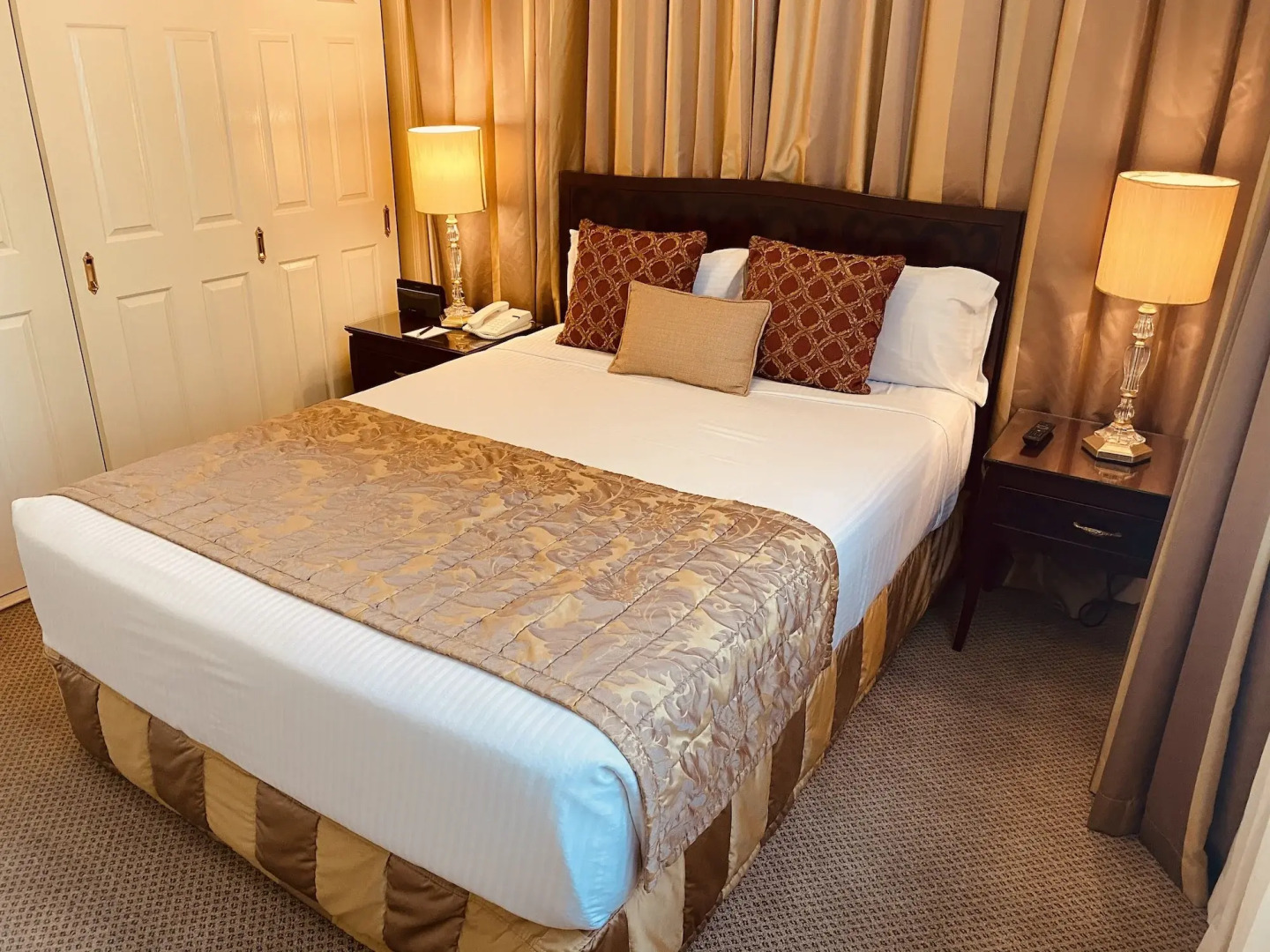 Photo - Royal Albert Hotel