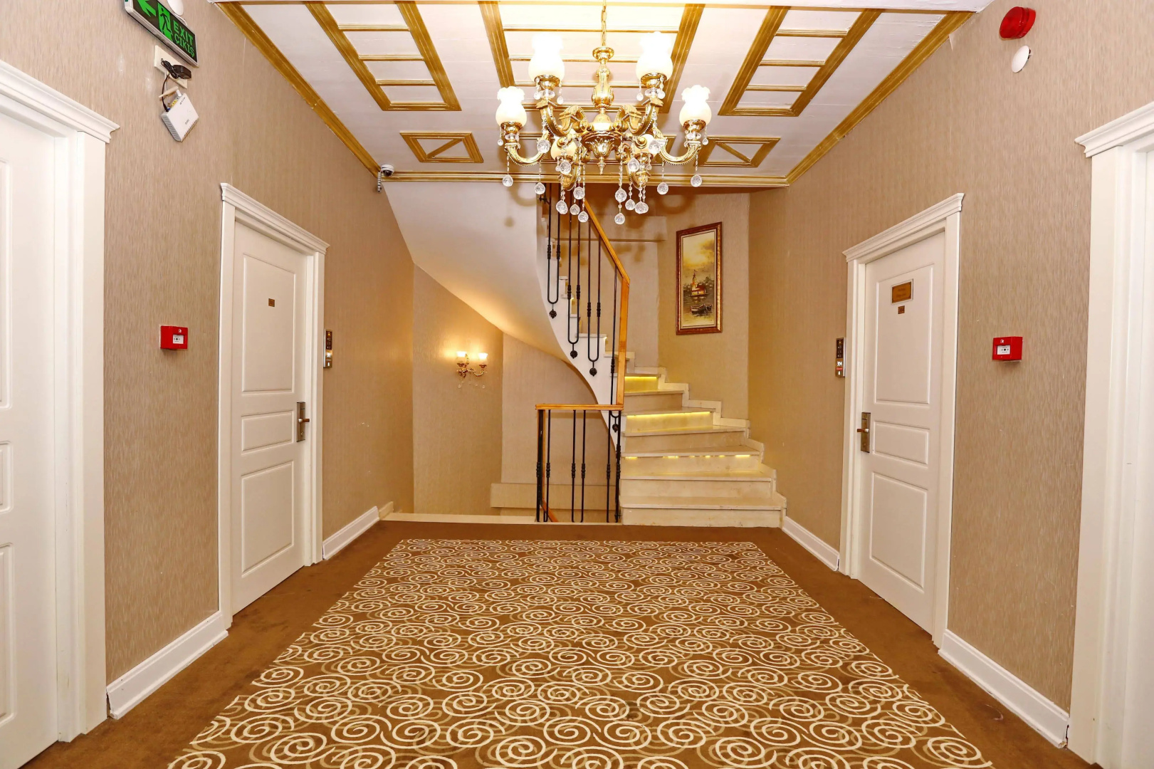 Photo - Diamond Royal Hotel