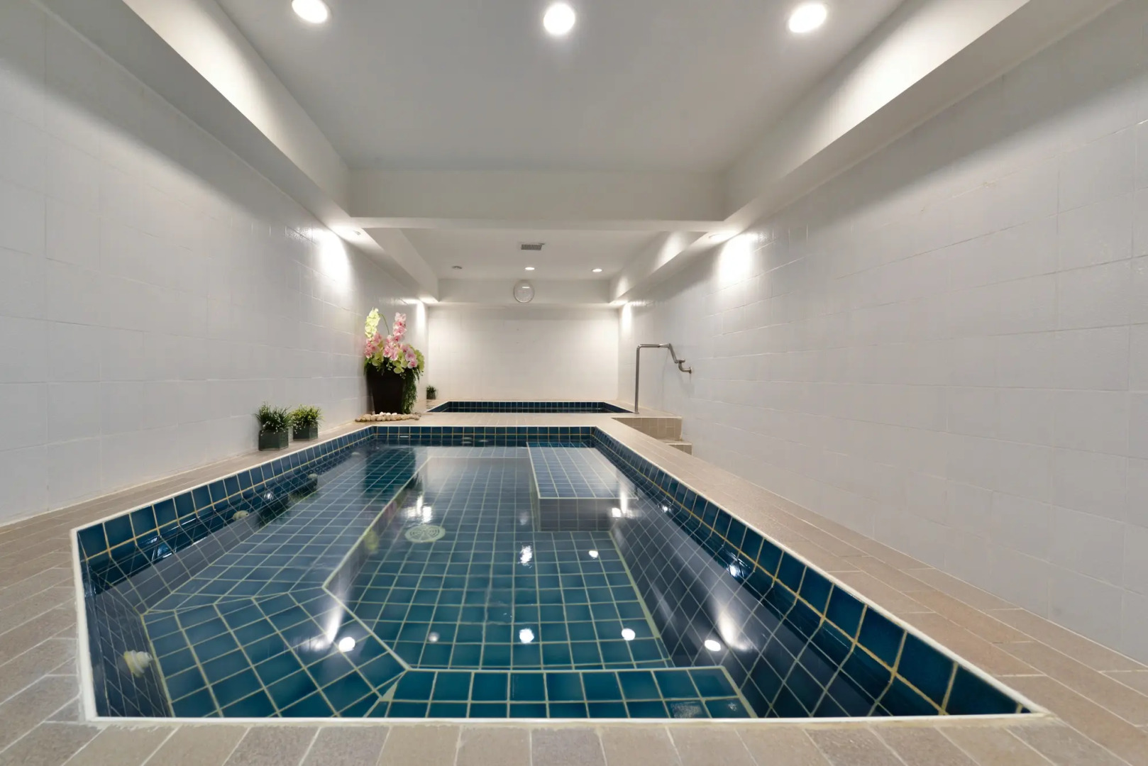 Photo - Twin Towers Hotel