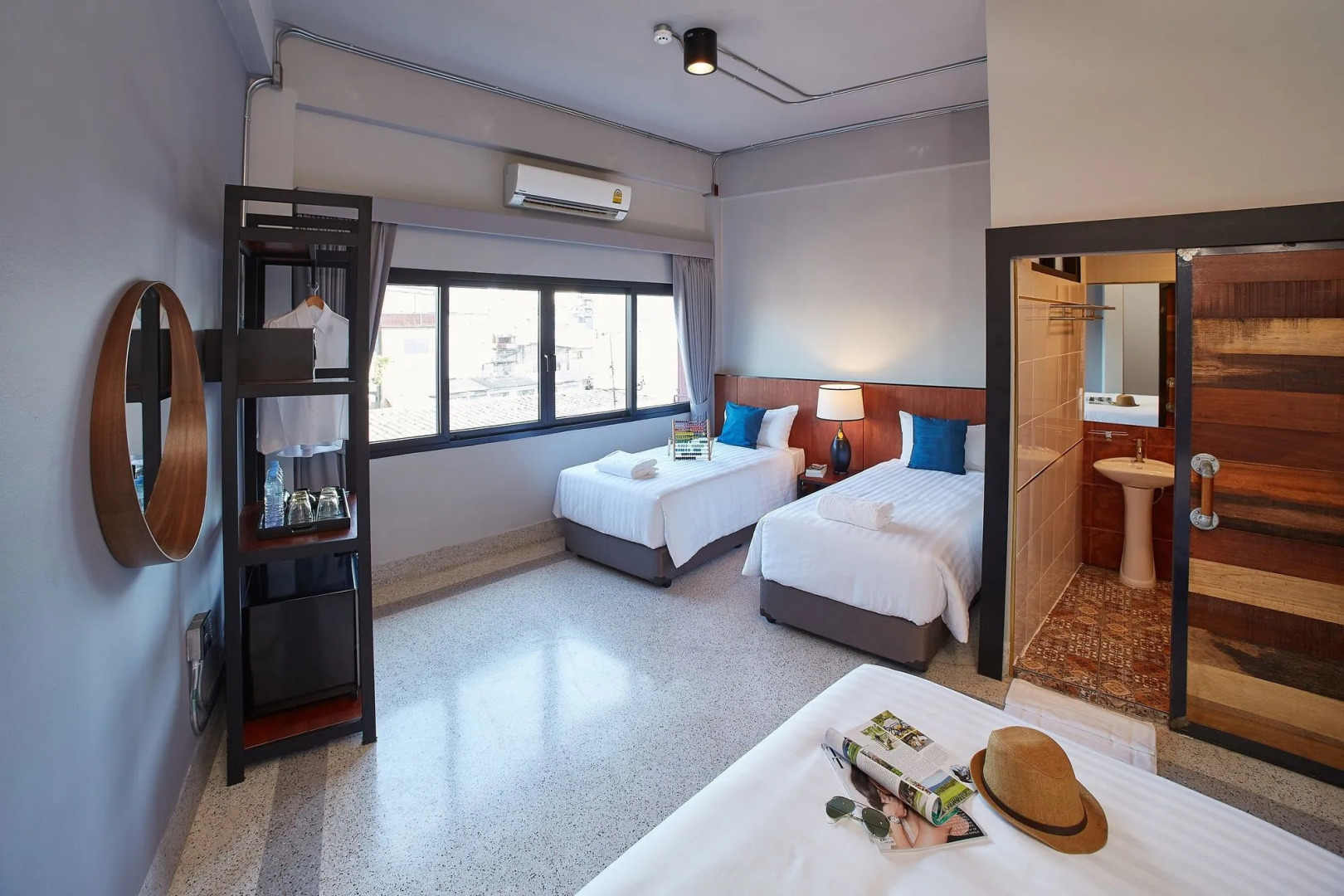 Photo - W22 by Burasari