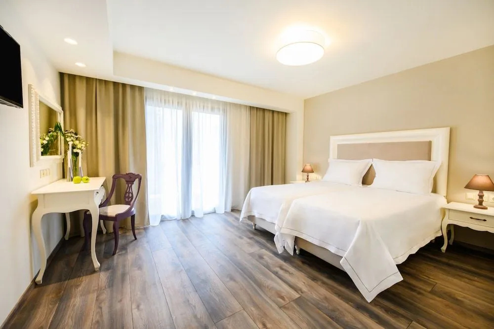 Emerald Suites