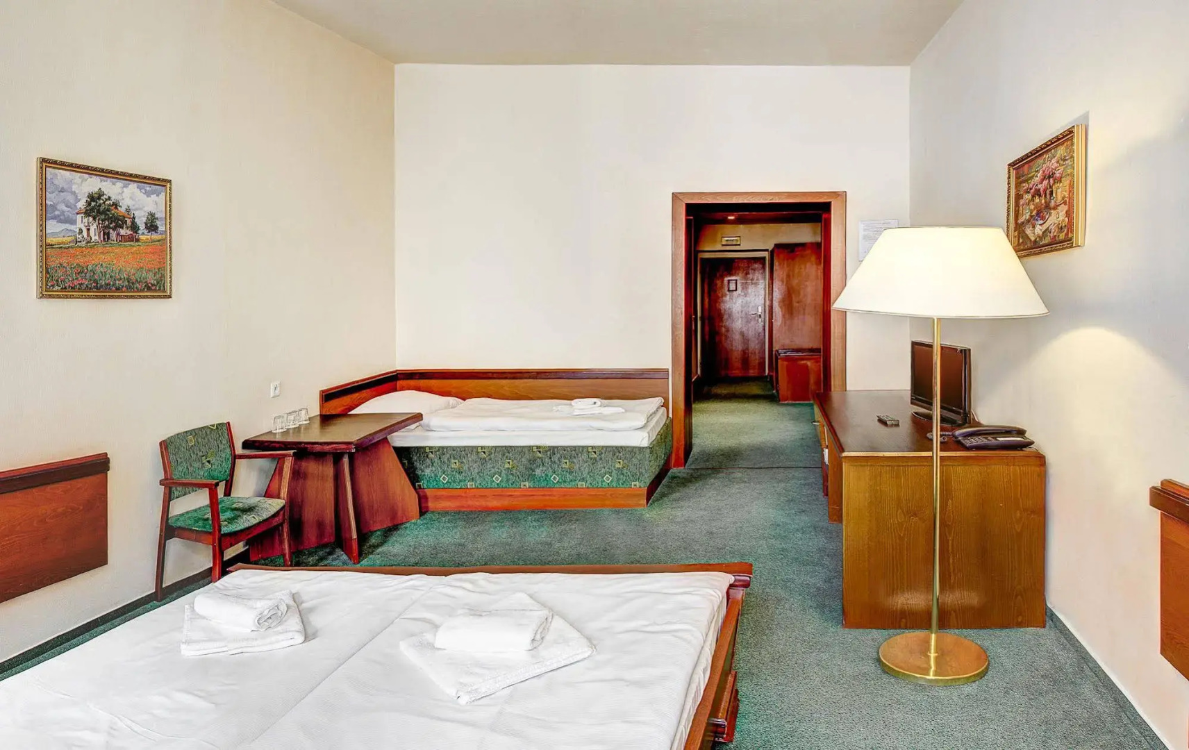 Photo - Three Crowns Hotel