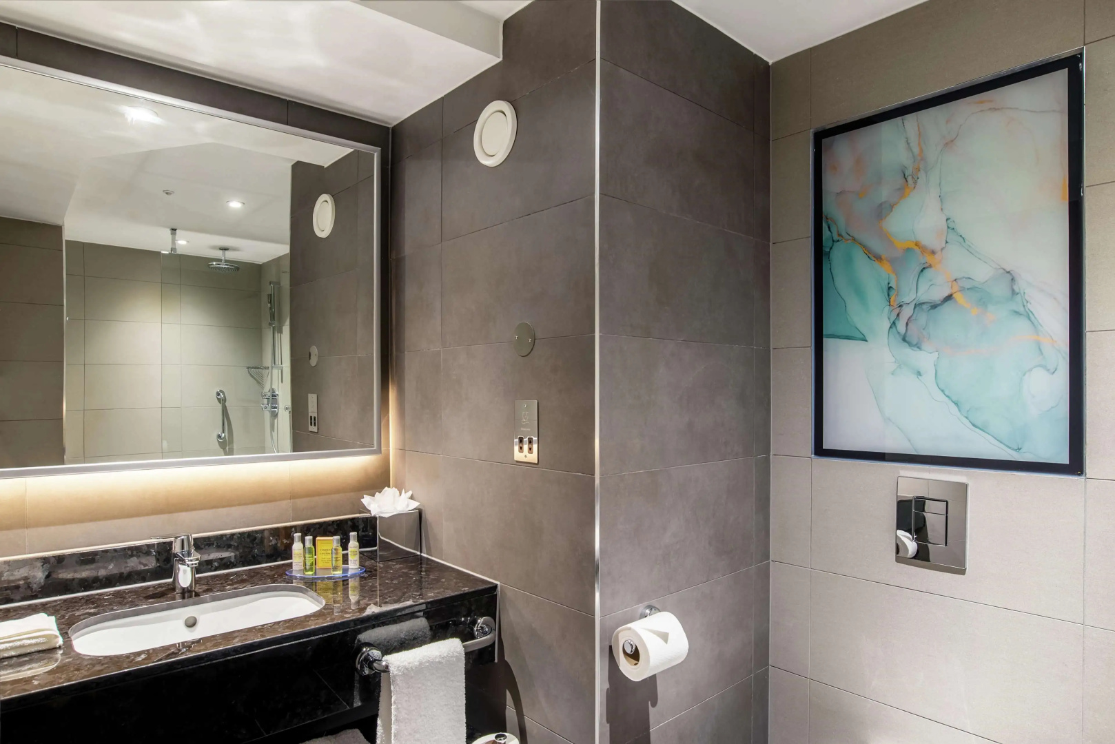 Photo - Hilton Garden Inn London Heathrow Terminal 2 and 3