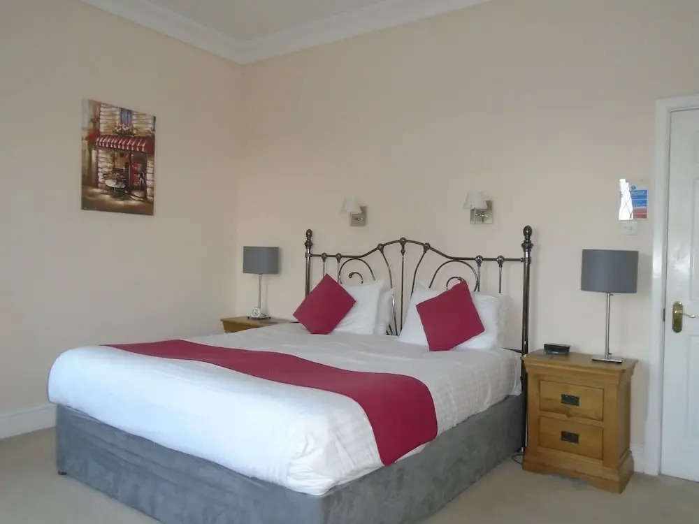 Photo - Trumbles Gatwick B&B, Peaceful Stay with Parking & Easy Airport Access