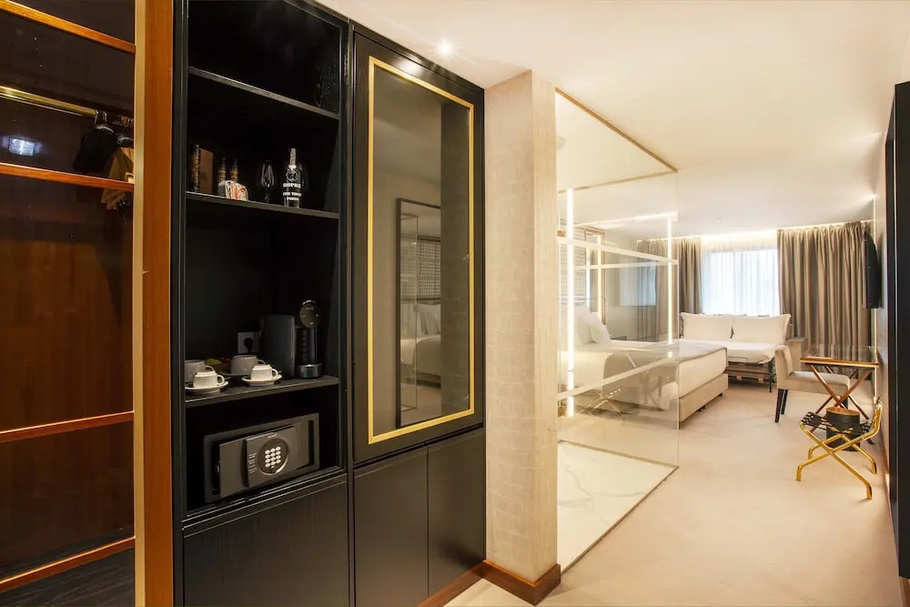 Photo - Wine & Books Porto Hotel - Small Luxury Hotels Of The World