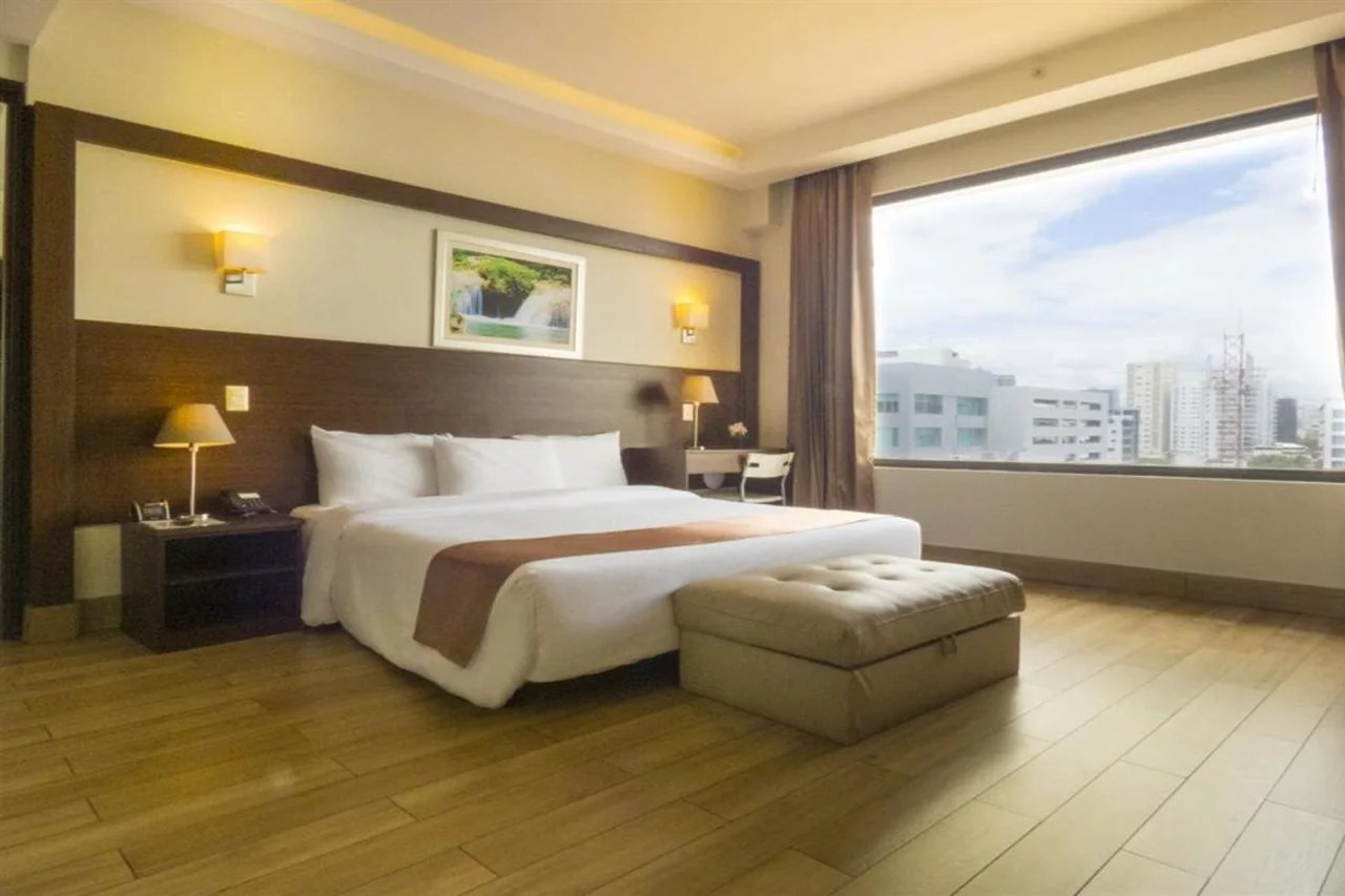 Photo - Weston Suites Hotel