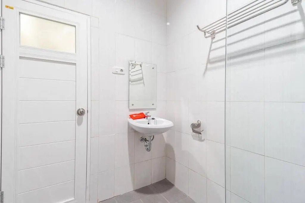 Photo - RedDoorz near RS Royal Prima Medan 2