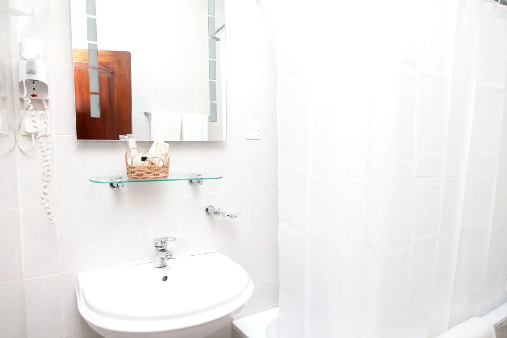 Foto - Mahogany Lodge, Cantonments