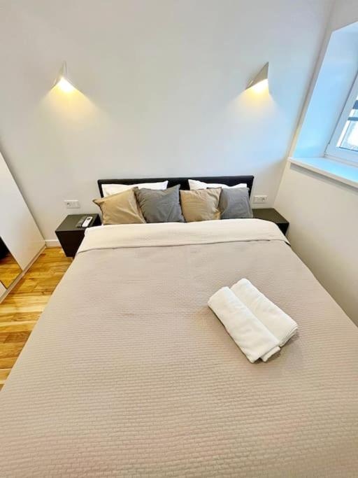 White 1 BD Old Town Apartment by Hostlovers