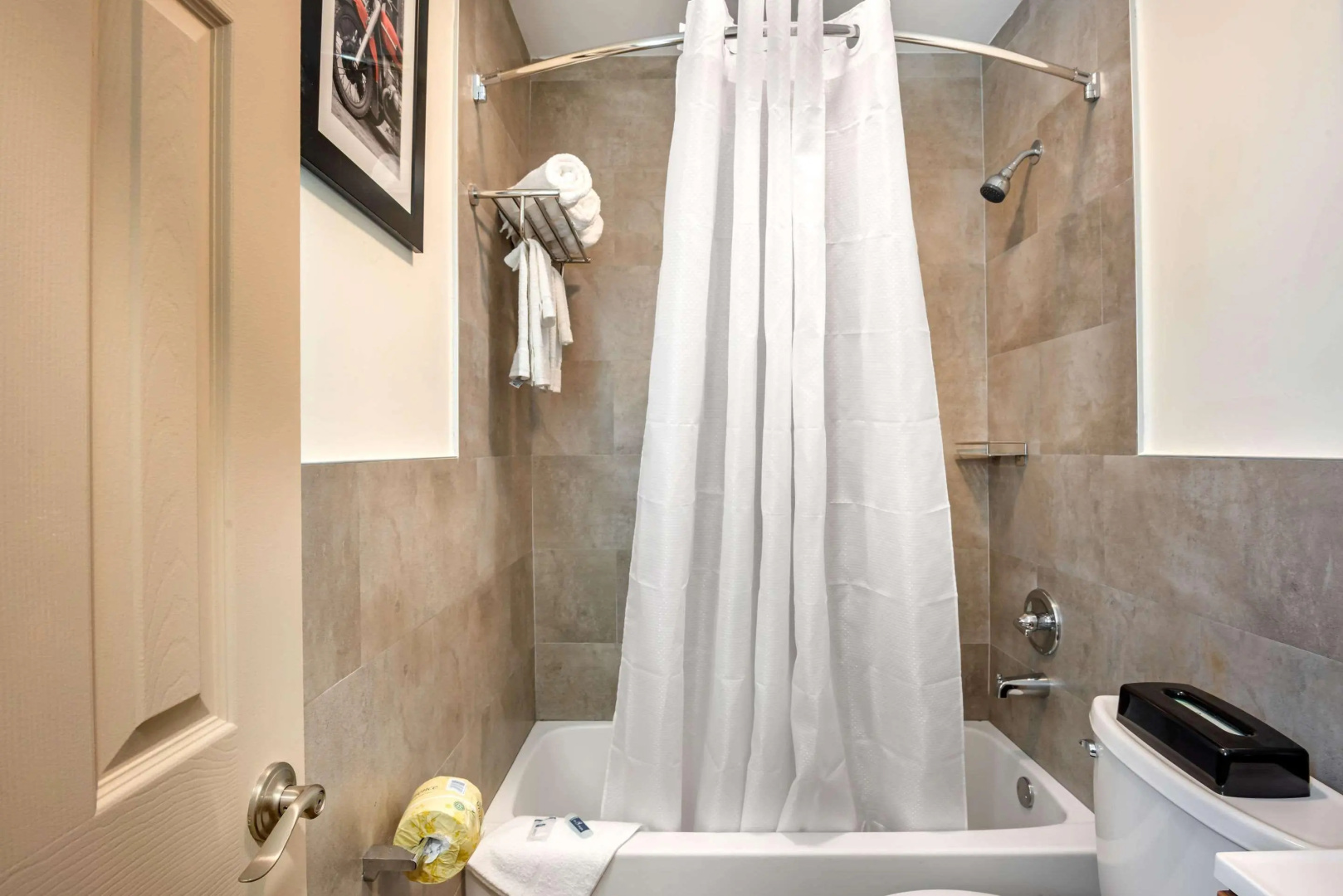Photo - Downtown Hollywood Gardens Inn & Suites