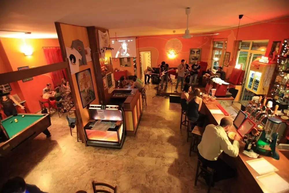 Foto - Sunflower Beach Backpacker Hostel & Bar