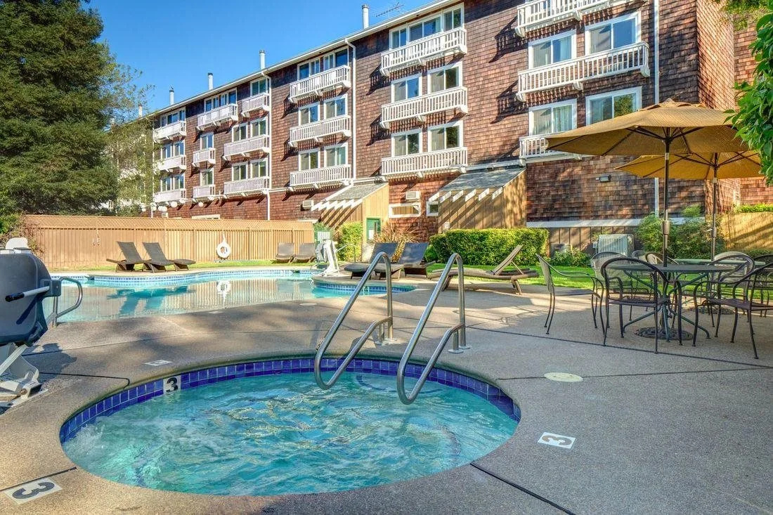Photo - Lake Natoma Inn