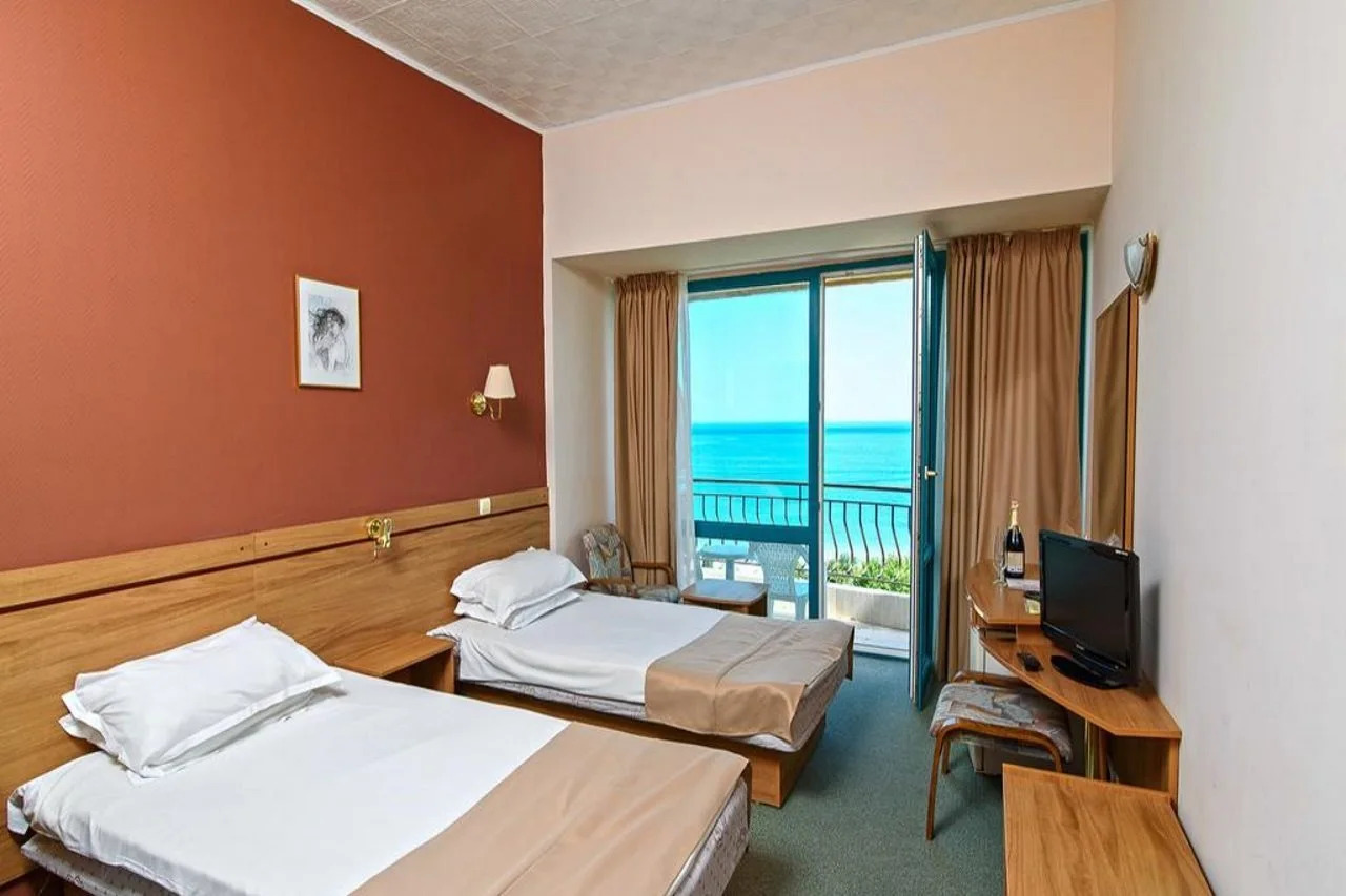 Photo - Hotel Ambassador - Free Parking