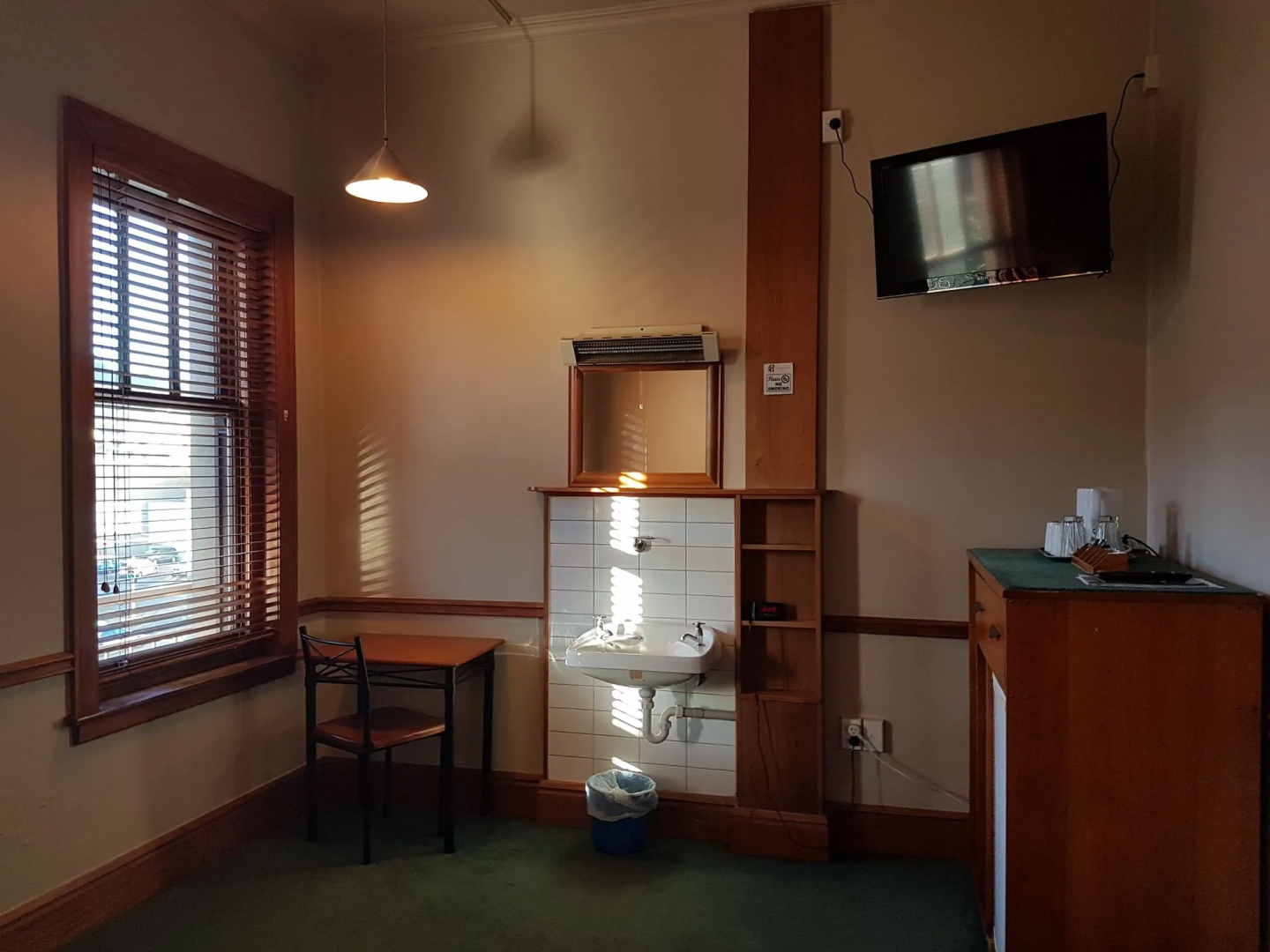 Photo - The Cambridge Hotel & Backpackers