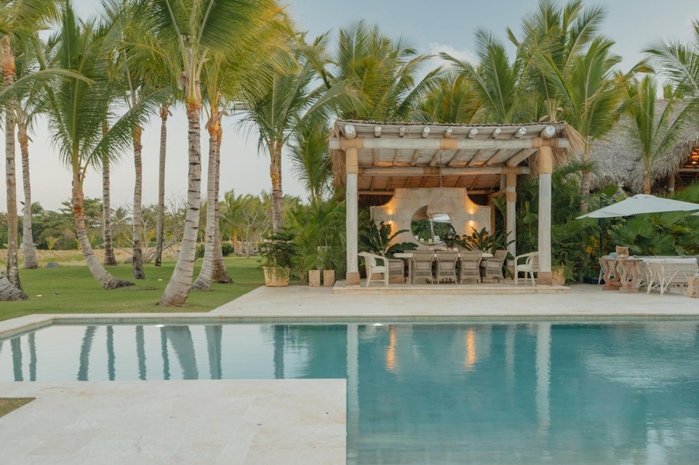 Foto - Unique lake-front 10-bedroom mansion in most luxurious resort of the caribbean