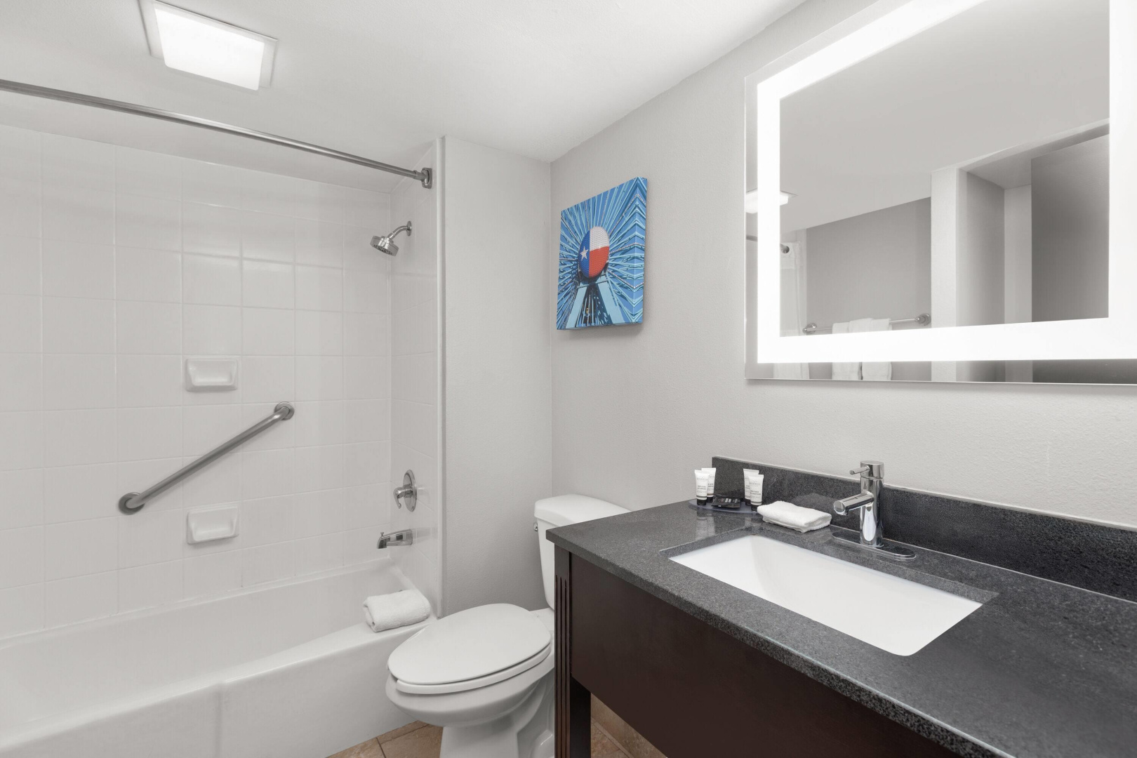 Photo - La Quinta Inn & Suites by Wyndham Dallas I-35 Walnut Hill Ln