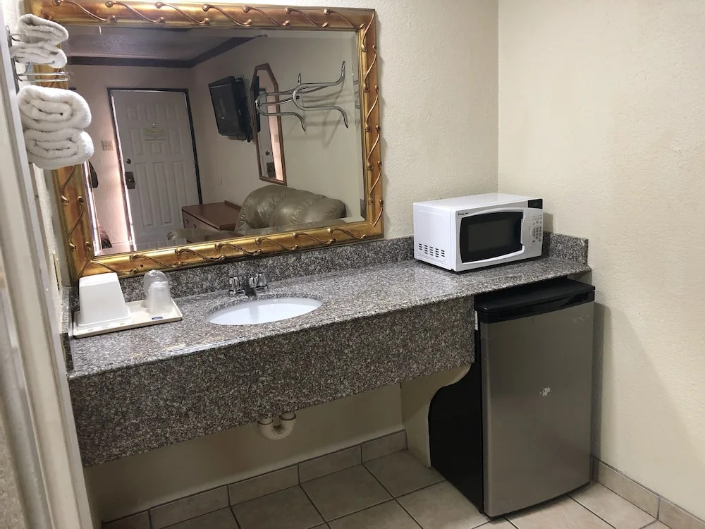 Photo - Golden Inn Dallas by Hotel O