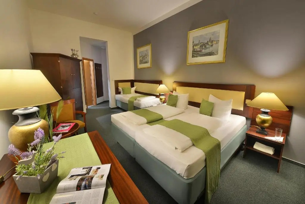 Foto - Prague Season Three Stars