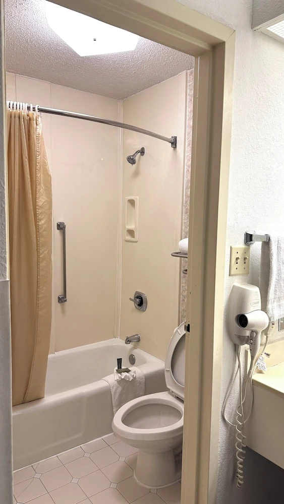 Photo - Executive Inn