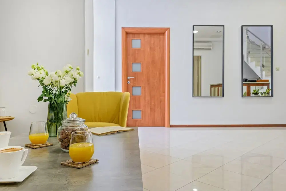 Foto - Yellow house with private parking