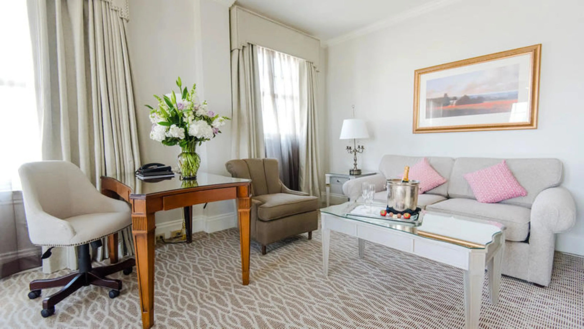 Photo - Warwick Melrose Hotel