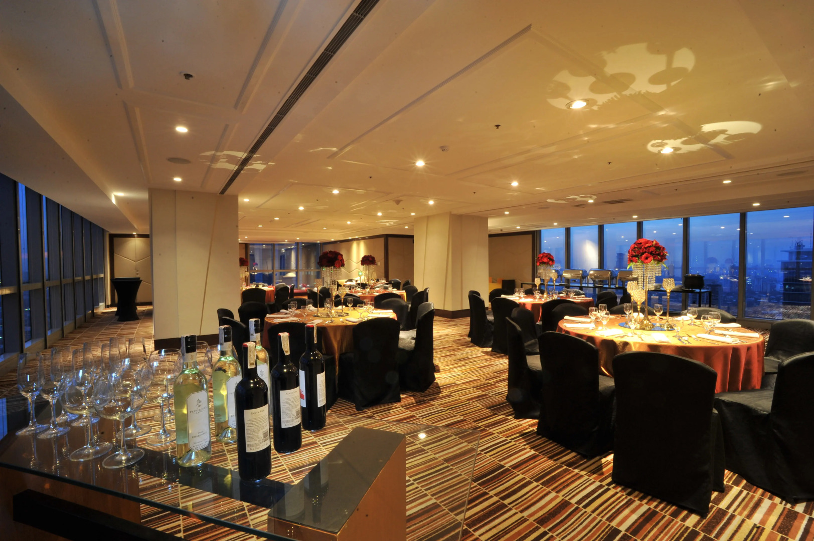 Photo - Discovery Suites Manila, Philippines