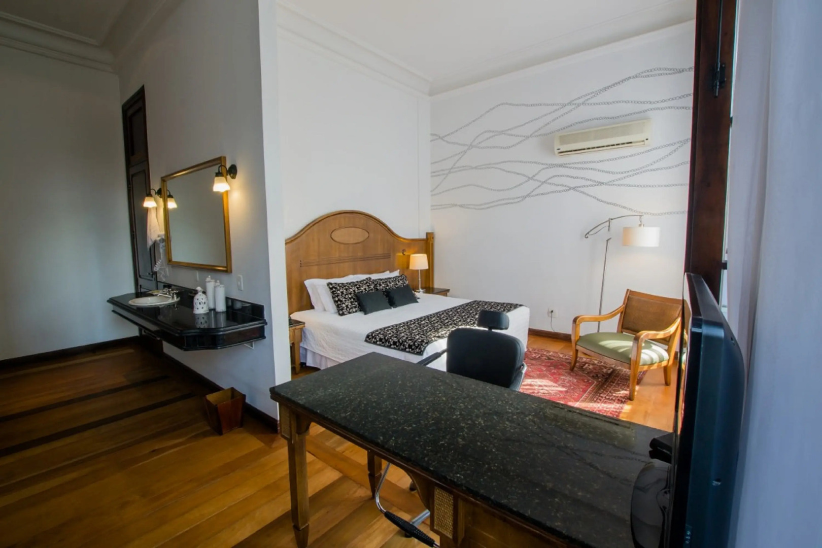 Photo - Johnscher by SJ - San Juan Curitiba