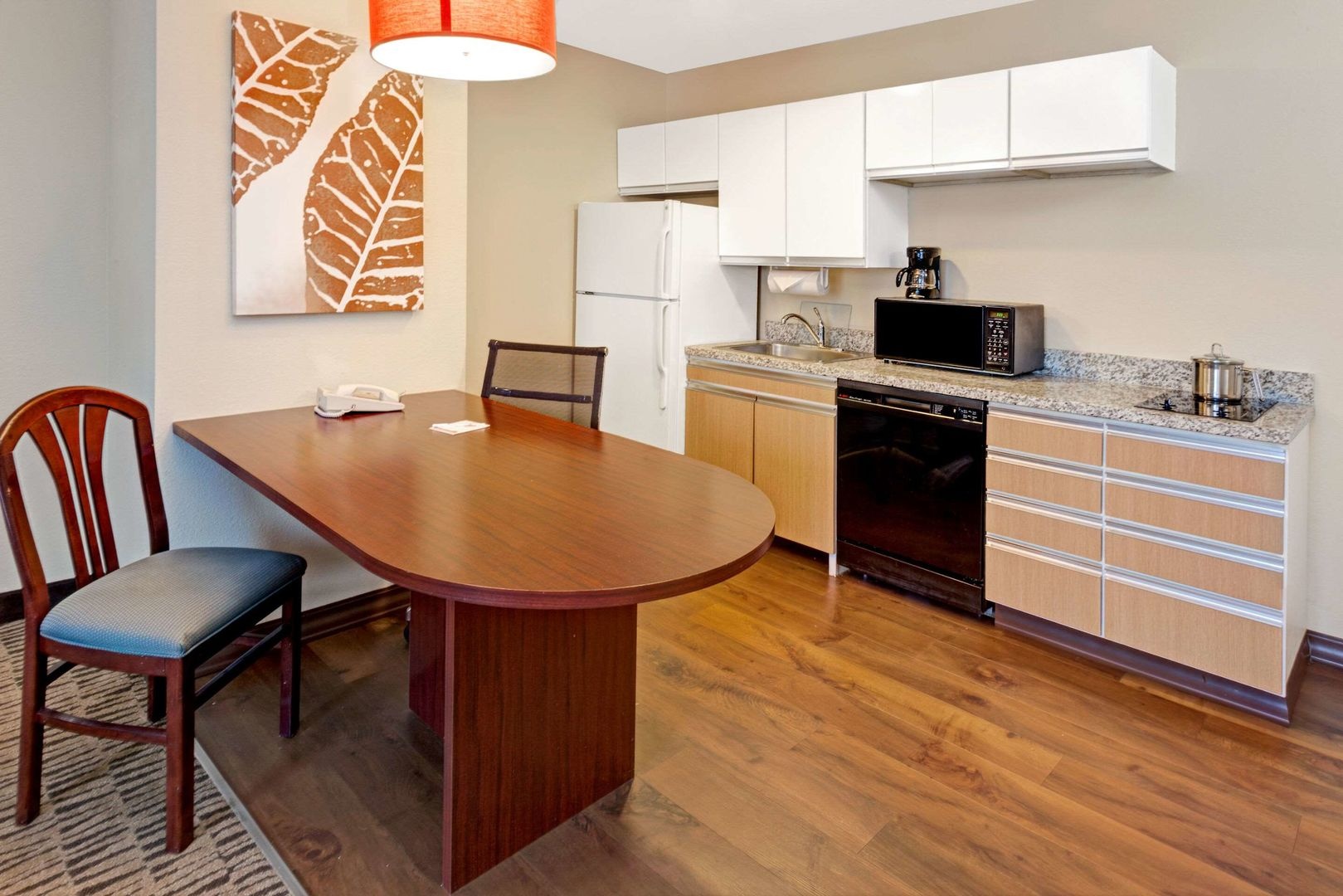 Foto - Suburban Studios Charlotte – Executive Park
