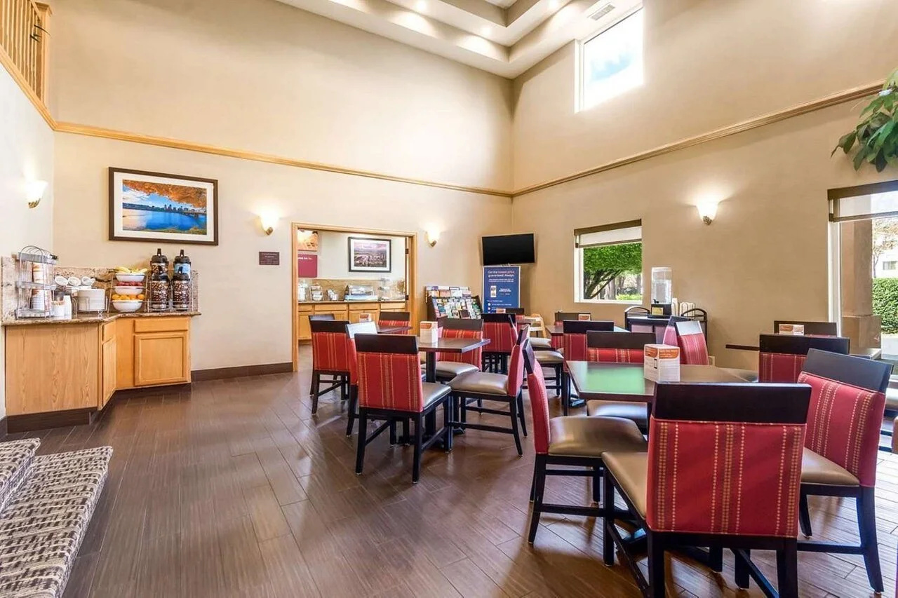 Photo - Comfort Suites Portland Airport