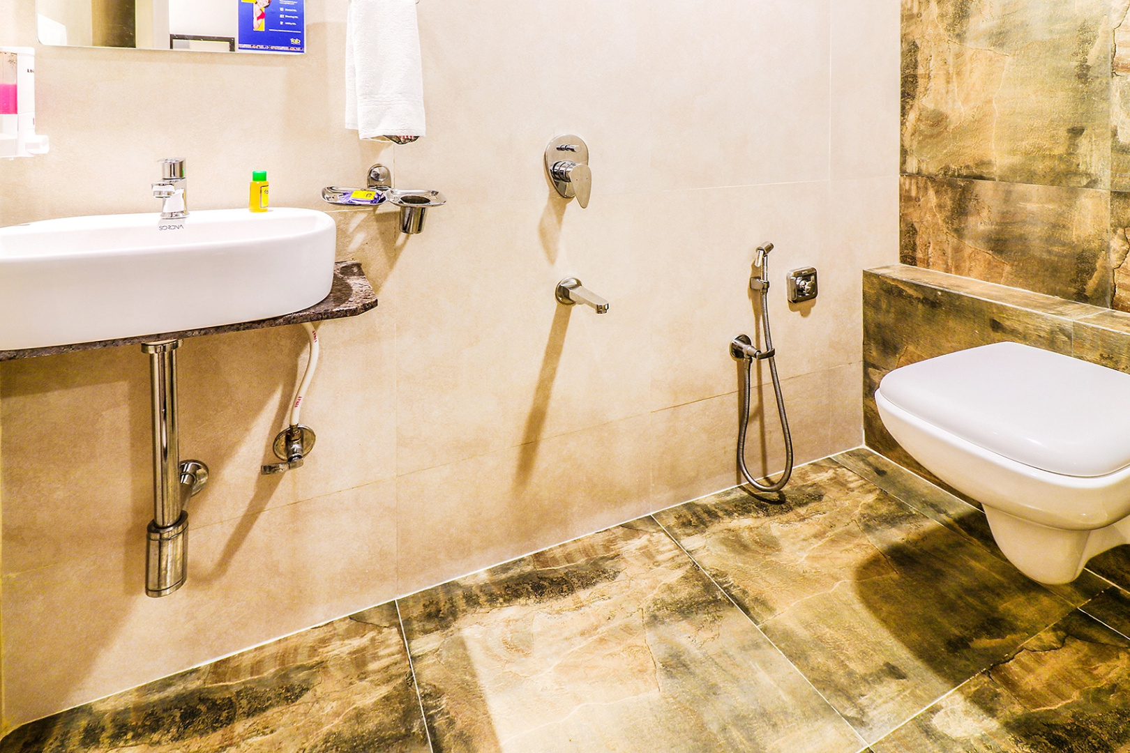 Photo - FabHotel Aksa International