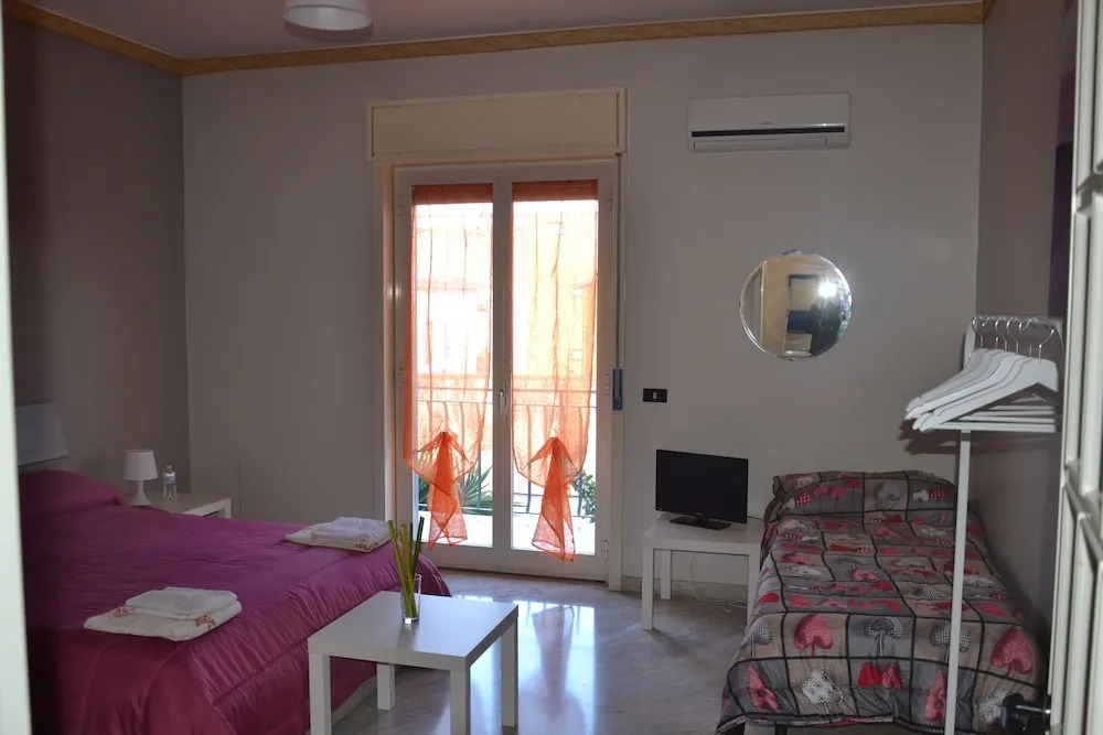 Photo - BED&FLY NEAR AIRPORT CATANIA FONTANAROSSA BAGNO PRIVATO In CAMERA