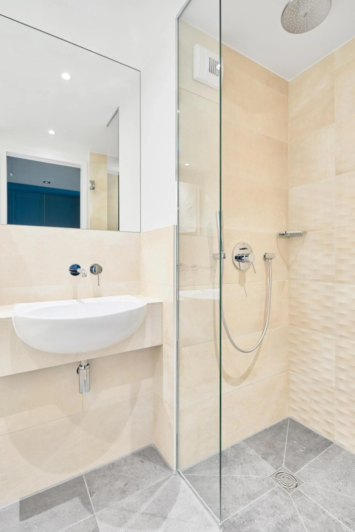 Photo - Schwan Locke