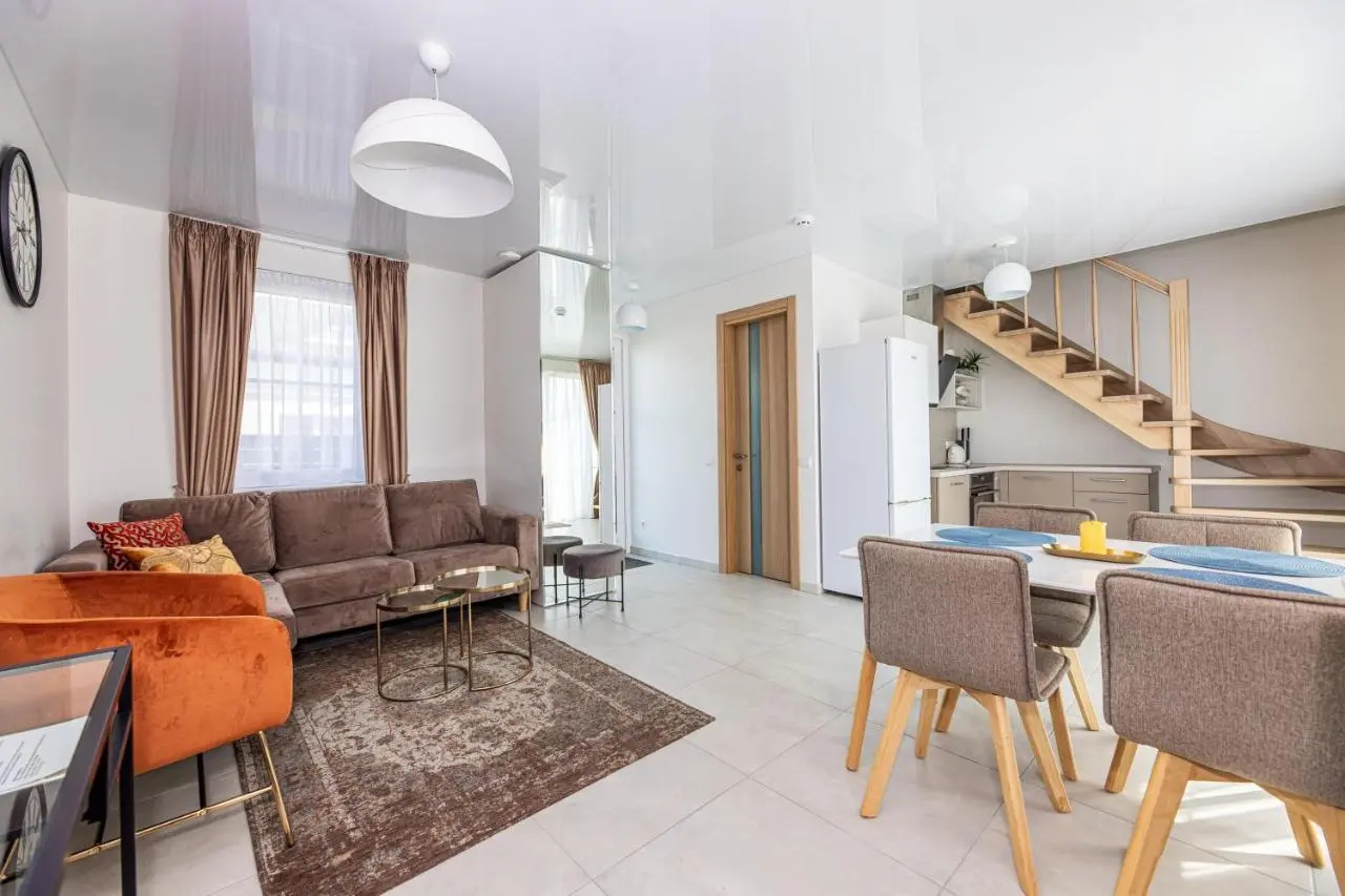 Bright 2bedroom home @terrace+parking, by Cohost