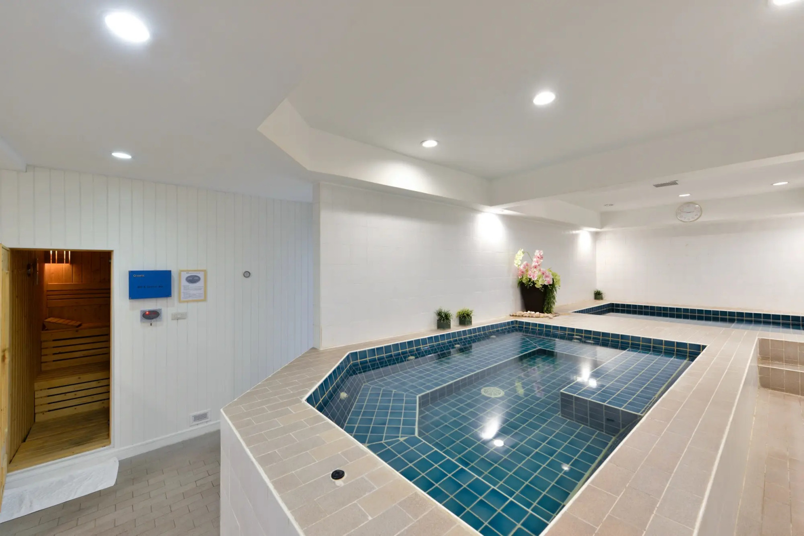 Photo - Twin Towers Hotel