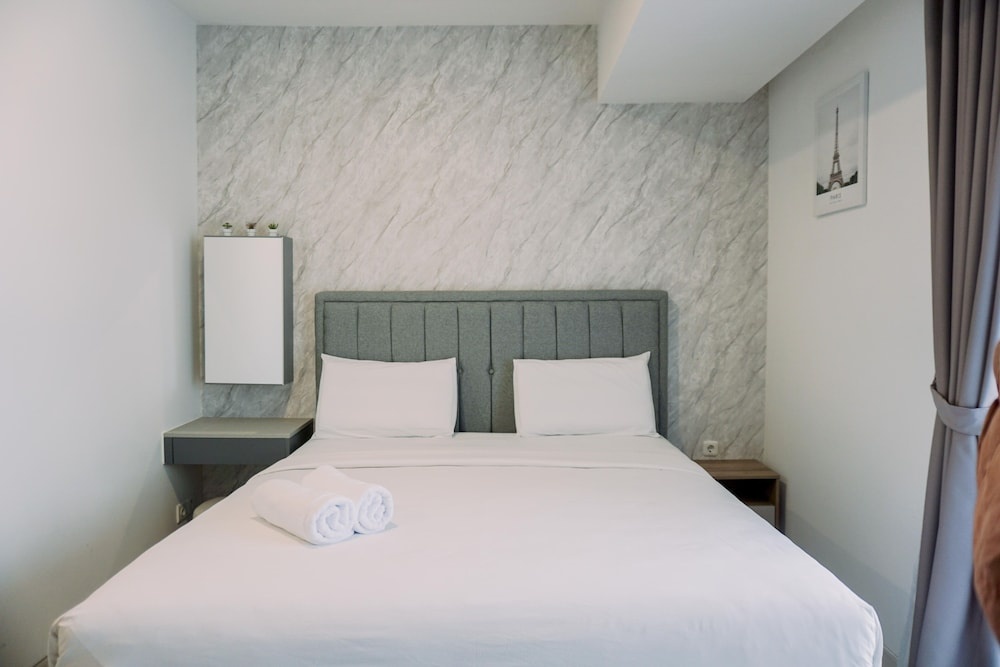 Homey And Warm Studio At West Vista Apartment