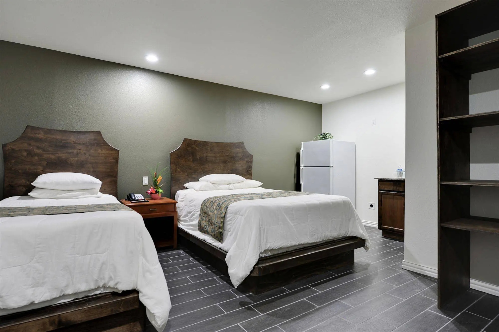 Photo - Romantic Inn & Suites