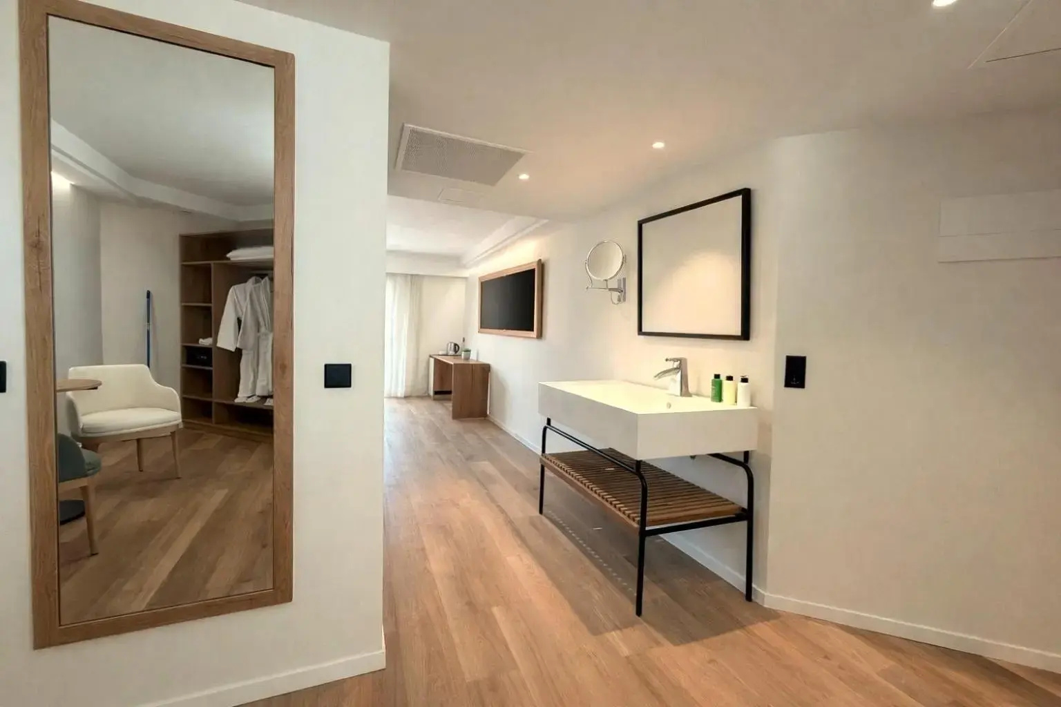 Photo - Welikehotel Triton Beach