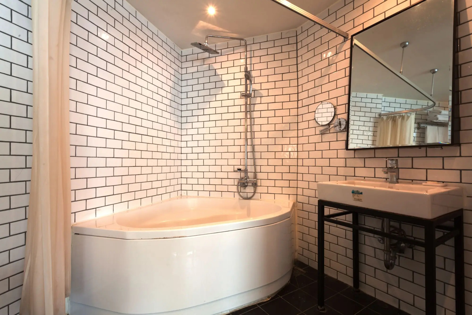 Photo - The Riverside Hotel