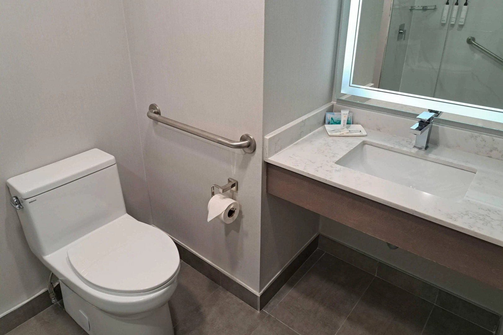 Photo - Comfort Hotel Vancouver Airport