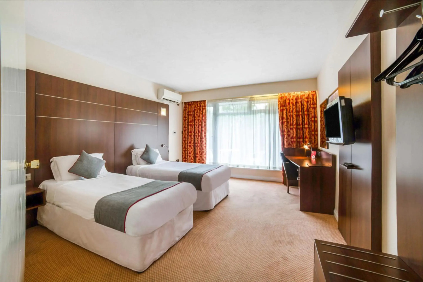 Photo - OYO The Bridge House Hotel