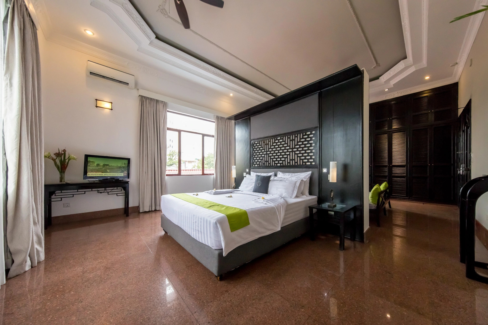 Photo - White Mansion