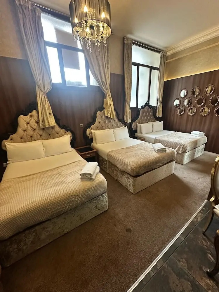 Photo - White Star Line Hotel