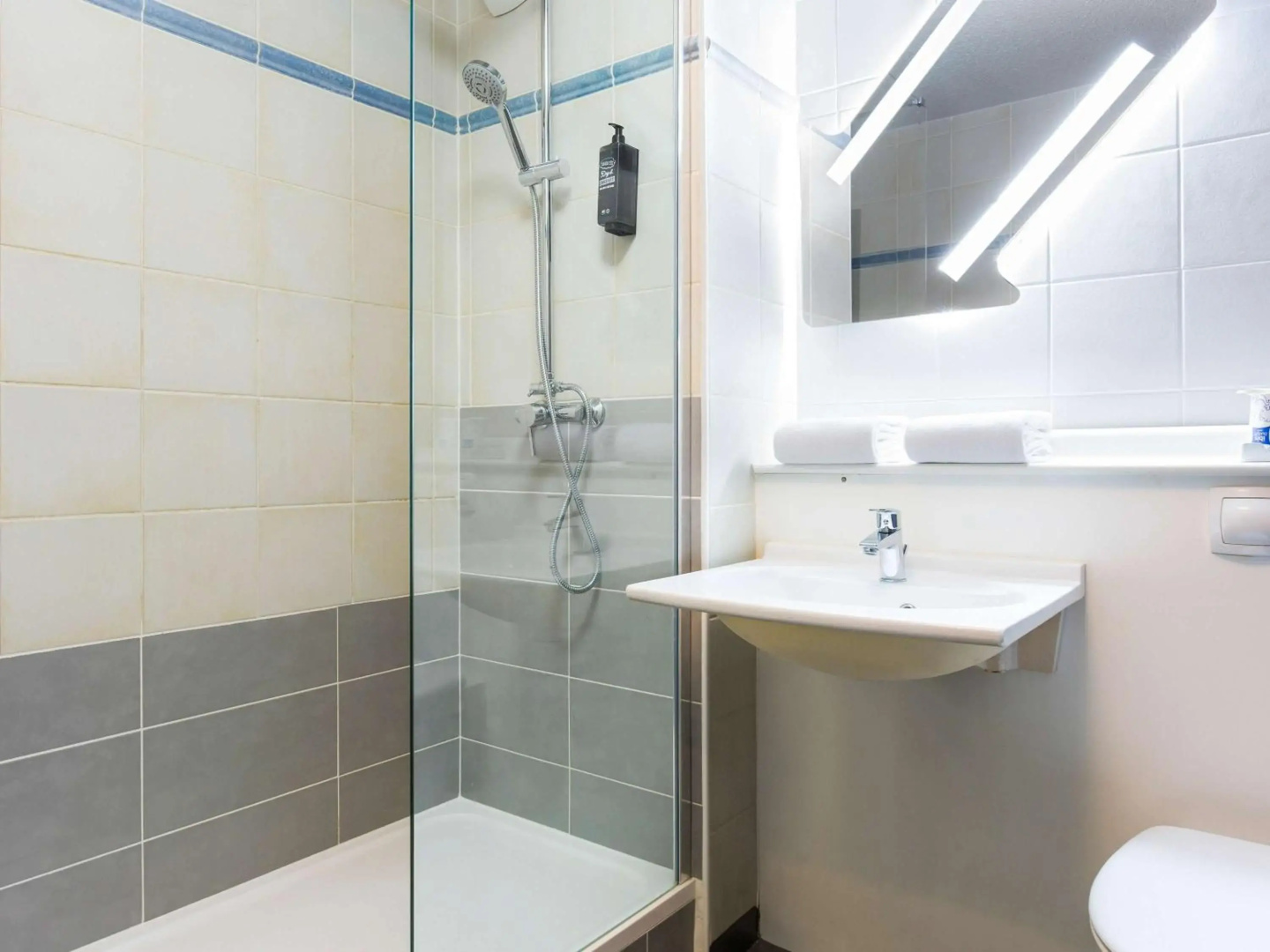 Photo - Courtyard by Marriott Paris Porte de Versailles