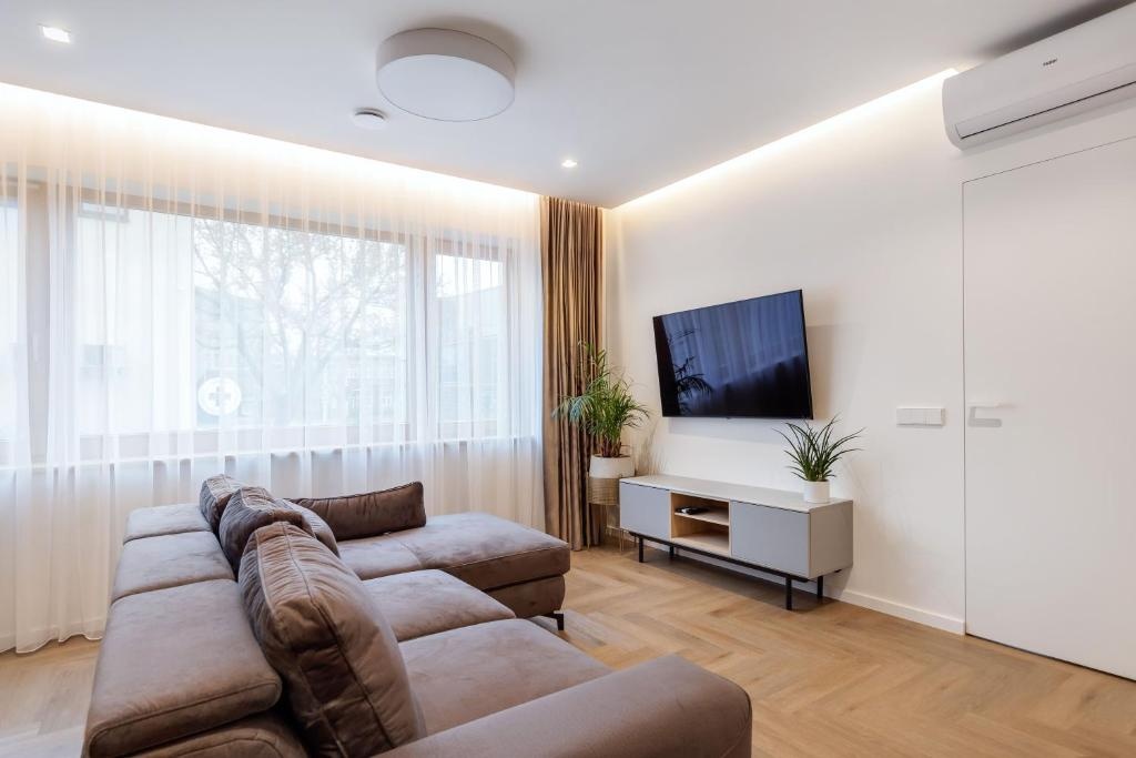 3 Bedroom Apart/24h self check in/free parking/up to 6 people/