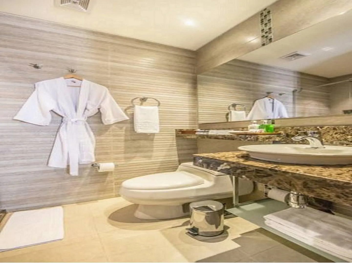 Photo - Hotel Plaza Suites