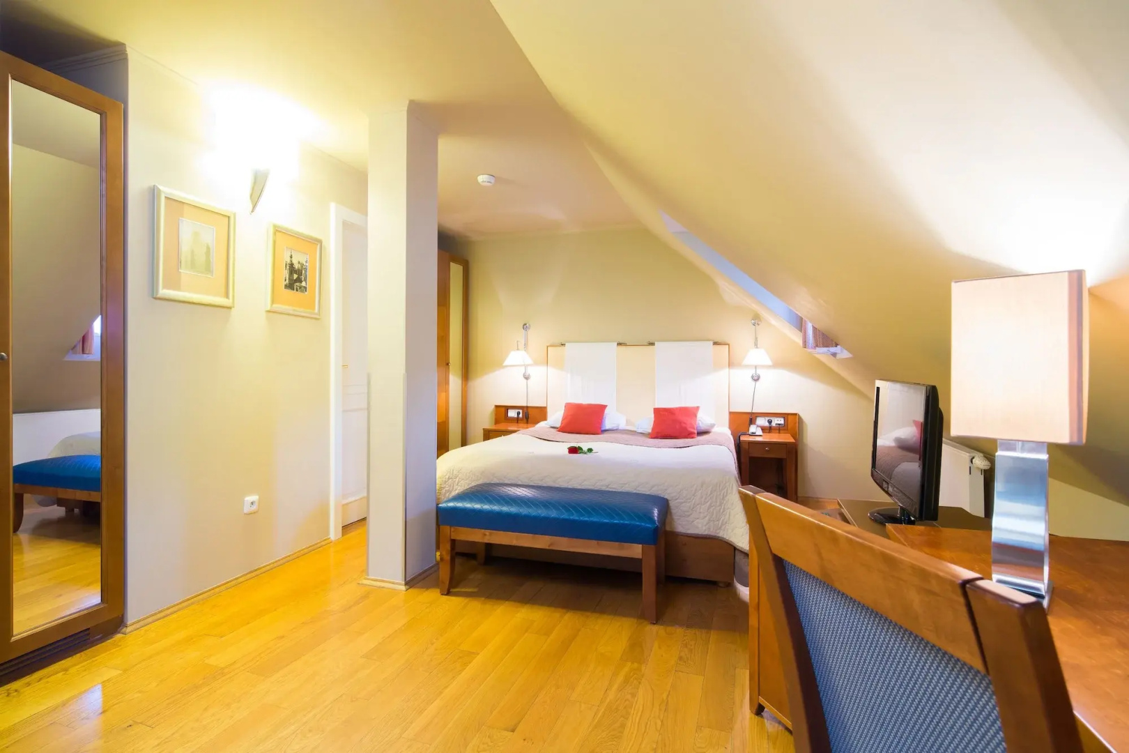 Photo - The Golden Wheel Hotel