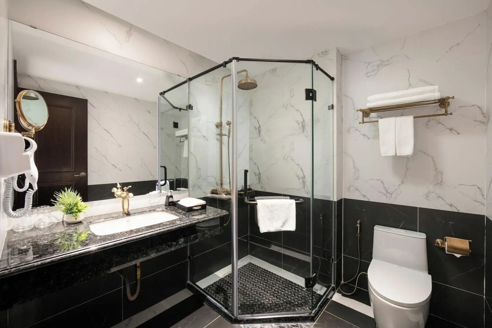 Photo - MAY DE VILLE Crown Hotel