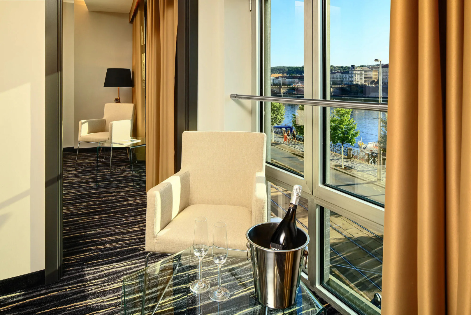 Foto - Dancing House - Tančící dům hotel