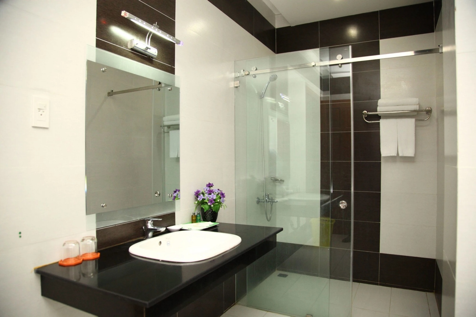 Foto - Airport Saigon Hotel - Gần ẩm thực đêm chợ Phạm Văn Hai