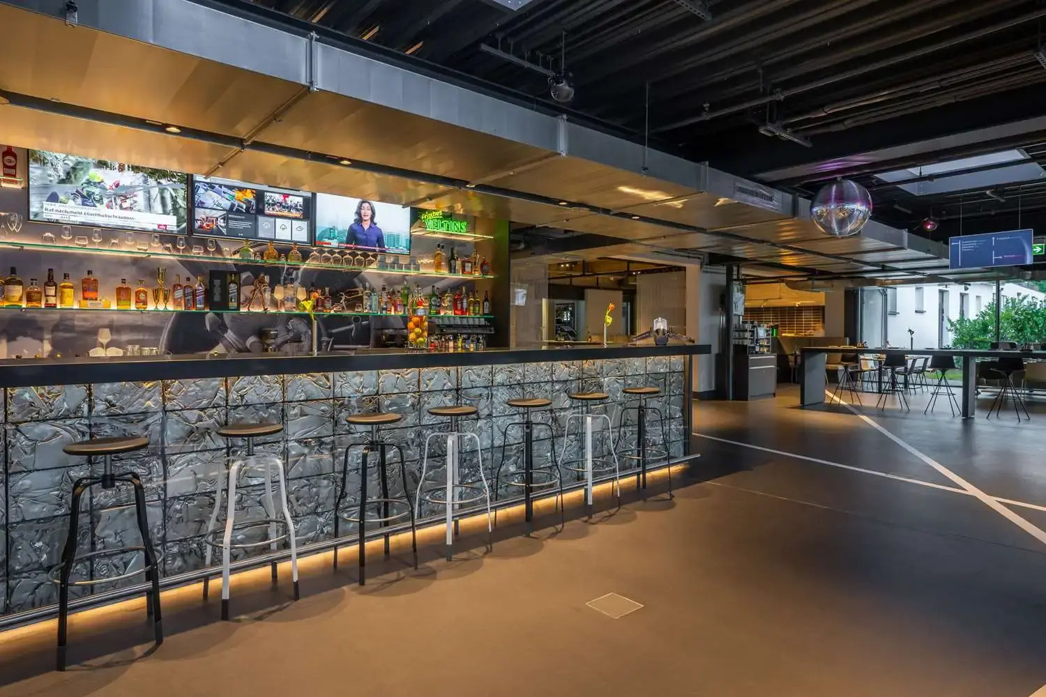 Foto - V8 Hotel Köln at MOTORWORLD